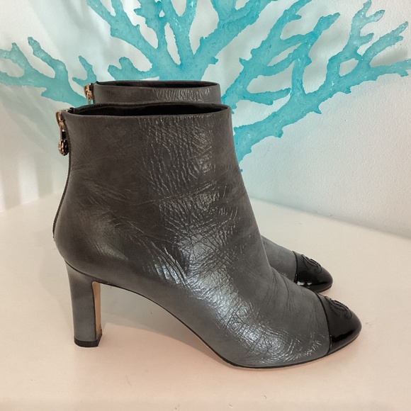 Chanel Black & Gray Patent Leather Interlocking CC Logo Ankle Boots Size 37.5 - Picture 8 of 16